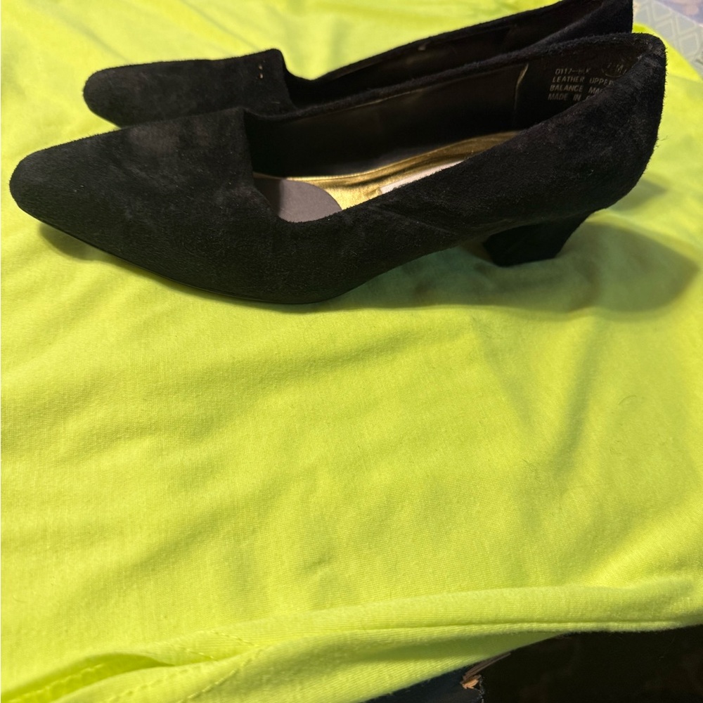 Mootsies Tootsies Black Suede Low Block Heel Pumps